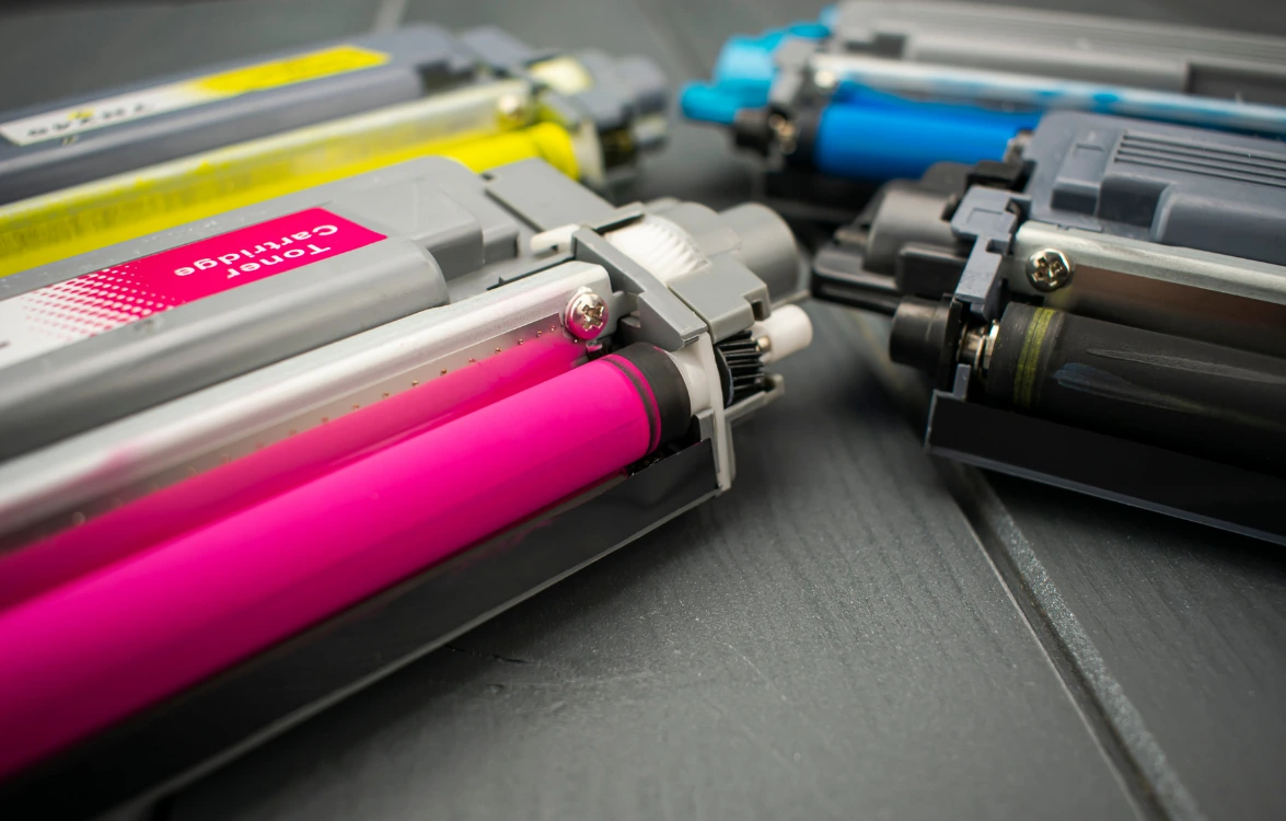 Fotografija prikazuje umetnički prikaz tonera