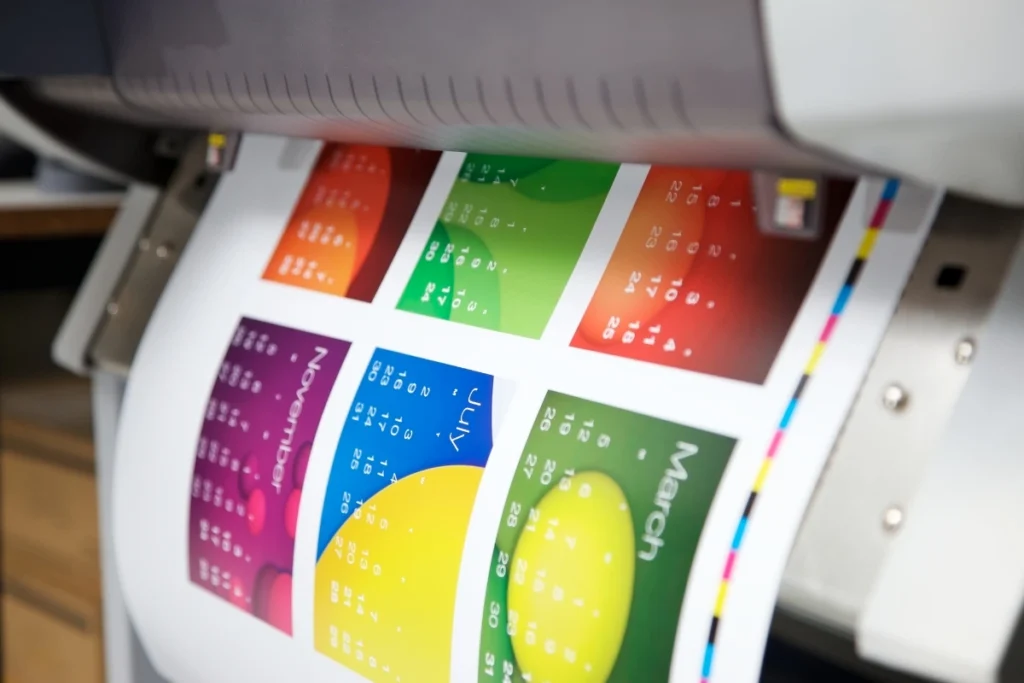 Inkjet pisač ispisuje dokument u boji pomoću tinti.