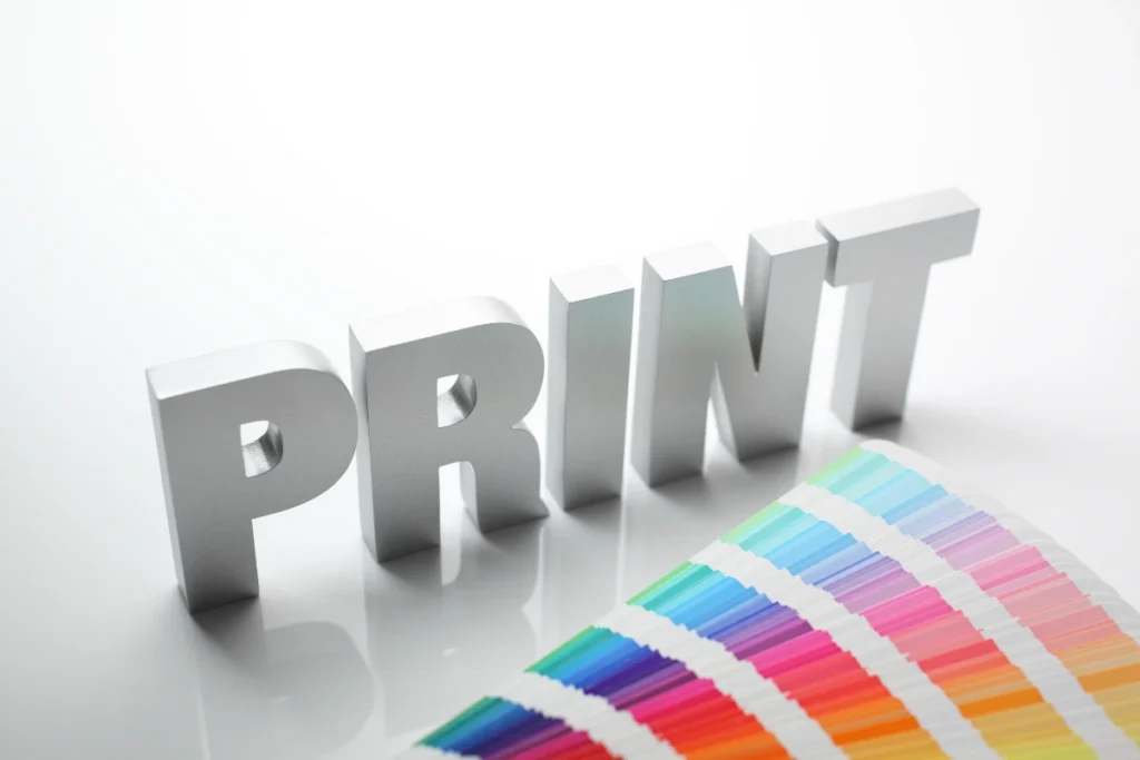 Prikaz ispisa u boji i teksta PRINT kao simbol korištenja tinti u pisaču.