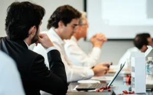 Projektor u konferencijskoj dvorani